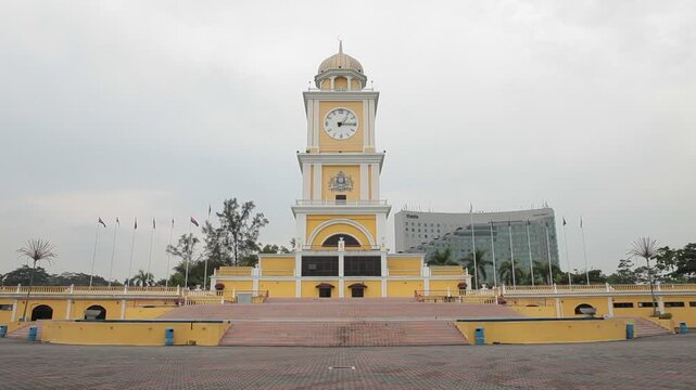【Johor Bahru Malaysia】Yellow Clock Tower Dataran Bandaraya fountain