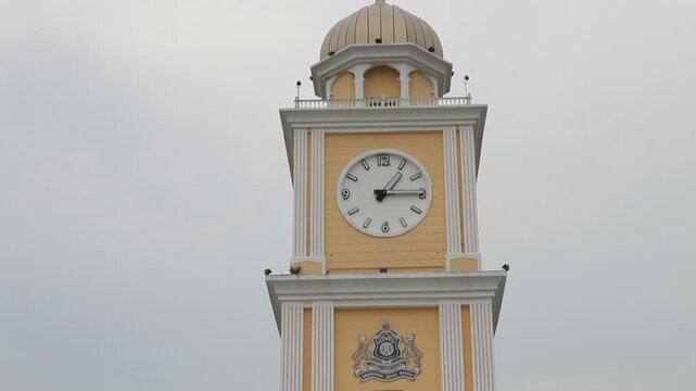【Johor Bahru Malaysia】Yellow Clock Tower Dataran Bandaraya fountain