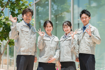 作業着・作業衣服を着た製造業・建築業・運送業・建設業の男女スタッフ
