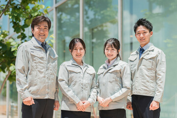 作業着・作業衣服を着た製造業・建築業・運送業・建設業の男女スタッフ 