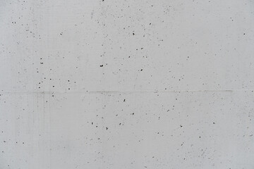 ところどころ細かな穴があいているグレーの壁