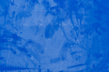 青い塗料で塗られた鉄板が埃で汚れている状態