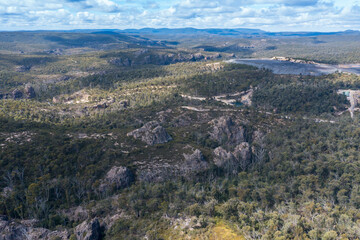 Obraz premium Drone aerial photograph of a dramatic and rugged landscape featuring large rock formations in the Blue Mountains in New South Wales, Australia.