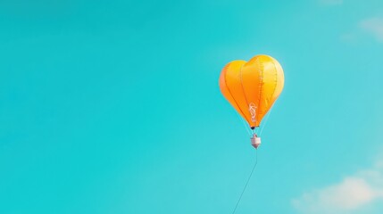 Obraz premium A kite with a light bulb design flying in the sky, symbolizing free-flowing creativity