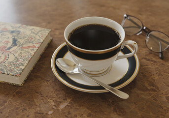 コーヒーと読書 テーブルの上のホットコーヒー カップ＆ソーサー 小物 リラックス レトロクラシック  Coffee and reading Hot coffee on the table Cup and saucer, small, relaxing, retro classic.