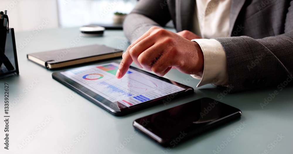 Aufkleber successful african american data analyst analyzing kpi dashboard