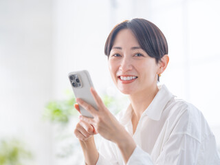 スマホを見る笑顔の女性
