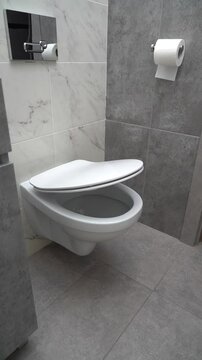 The automatic toilet lid symbolizes urinary discomfort and the need for medical care.