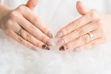 ネイルサロン・ジェルネイルをする女性（ベージュ・ブラウン・秋冬デザイン）
