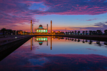 Fototapeta premium Songkhla Central Mosque is located on Lopburi-Ramesuan Road, Khlong Hae Subdistrict, Hat Yai District, Songkhla Province, the center of the Muslim community