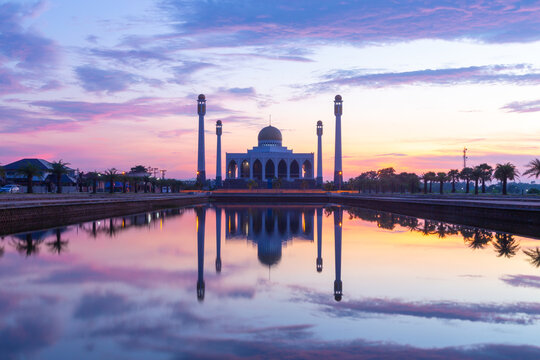 
Songkhla Central Mosque is located on Lopburi-Ramesuan Road, Khlong Hae Subdistrict, Hat Yai District, Songkhla Province, the center of the Muslim community