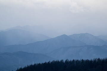 雪で霞む山々