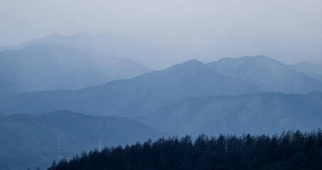 Fototapeta premium 雪で霞む山々