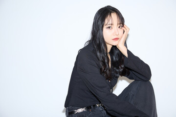 黒いカジュアルなコーディネートをした若い女性のファッションスナップ