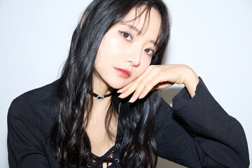 黒いカジュアルなコーディネートをした若い女性のファッションスナップ