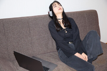 黒いカジュアルなコーディネートをした若い女性のファッションスナップ
