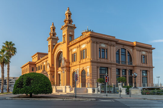 L'incroyable Teatro Margherita, construit sur pilotis sur la Mer Adriatique, au soleil de fin de journ&eacute;e d'&eacute;t&eacute;, &agrave; Bari, dans les Pouilles, Italie