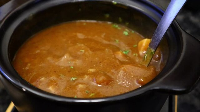I'm scooping up some warm curry with a ladle.따뜻한 카레를 국자로 뜨고있습니다.