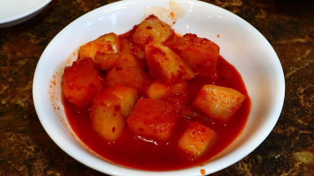 Kakdugi is a type of kimchi made from radish that is popular among Koreans.깍두기는 한국인이 좋아하는 무로만든 김치의 종류입니다.