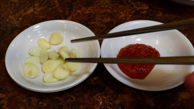 Dip a clove of garlic in ssamjang and eat it.마늘 한쪽을 쌈장에 찍어먹습니다.