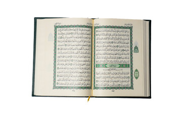 Obraz premium An open Quran displaying Surah Al-Kahf, a chapter of wisdom and guidance, often recited on Fridays by Muslims worldwide