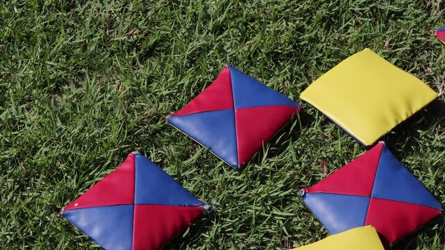 Ttakjichigi is a traditional Korean game in which players strike down a folded paper tag and turn it over.딱지치기는 종이를 접어 만든 딱지를 내려쳐서 뒤집는 한국전통놀이 입니다.
