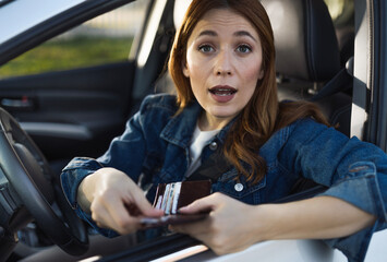 Woman seated in car doesn't have id card to givet to officer
