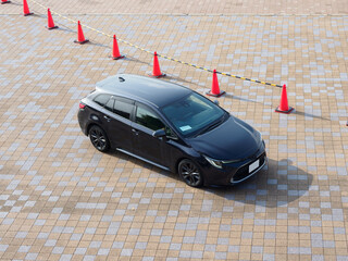 駐車場に止められた乗用車　斜俯瞰