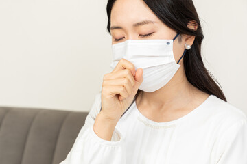 マスクをつけて咳をするアジア人女性06