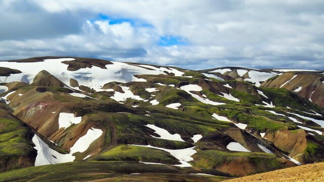 il magnifico e stupefacente panorama delle montagne multicolore di riolite del Landmannalaugar in Islanda