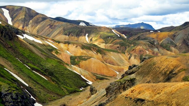 il magnifico e stupefacente panorama delle montagne multicolore di riolite del Landmannalaugar in Islanda