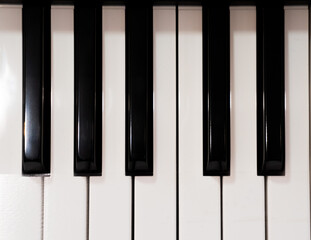 Fototapeta premium A top-down shot of black and white piano keys in alternating pattern.