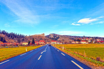 Die Route nationale 57 (N 57) vor La Cluse-et-Mijoux im Département Doubs Richtung Besancon...