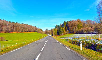 Die Route nationale 57 (N 57) bei Les Premiers Sapins im Département Doubs Richtung Besancon...