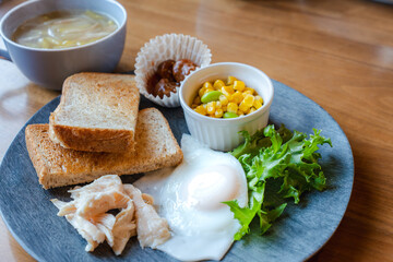 目玉焼きとトーストの洋朝食プレート