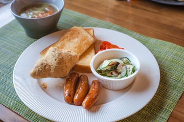 トーストとスープの朝食プレート