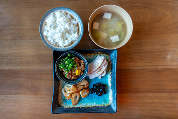 和食の朝食セットと食卓の風景