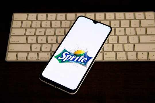 Sprite - Marca de um refrigerante com sabor de Lima-Lim&atilde;o produzido pela The Coca-Cola Company e que est&aacute; presente em mais de 190 pa&iacute;ses. O nome Sprite significa fada, duendes e esp&iacute;ritos.