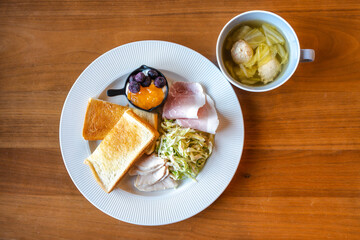 洋風朝食セットと食卓の風景
