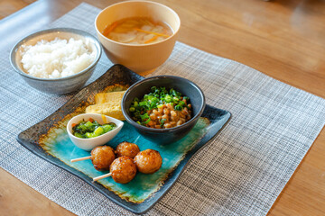 納豆と焼き鳥の和朝食が並ぶ食卓