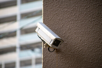 ビルの壁面に取り付けられた防犯カメラ