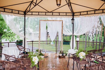 wedding decor, decoration, wedding decorations, green, nature, leaves, flowers, forest, forest style wedding, roses, twigs, pine cones