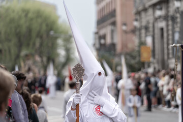 Procesión de religiosos con Capirote en la Semana Santa en Madrid España.
