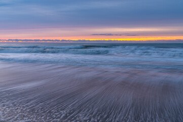 Obraz premium Morning Twilight Sea Waves and Beach
