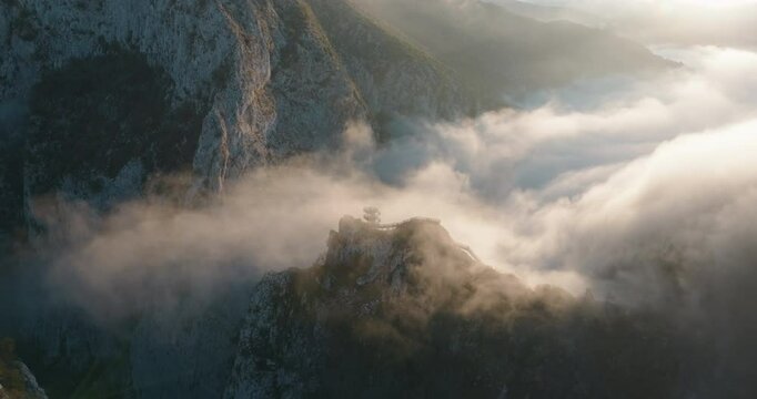 The Sissy Valla Canyon View Tower presents us with a fascinating atmosphere. As the drone dives into the depths of the canyon, it rotates around the tower, offering an impressive perspective.