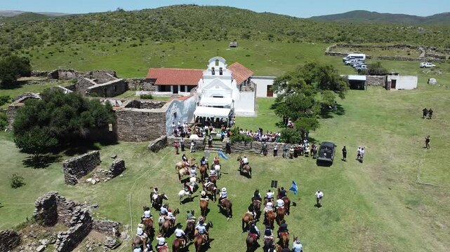 Desfile en fiesta patronal de la Virgen de la Candelaria en Estancia Jesu&iacute;tica Patrimonio de la humanidad, a&eacute;rea con dron