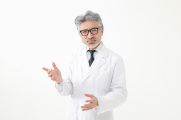 白衣を着た中高年男性