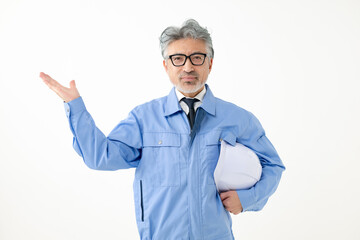 ヘルメットを持った作業着姿の中年男性