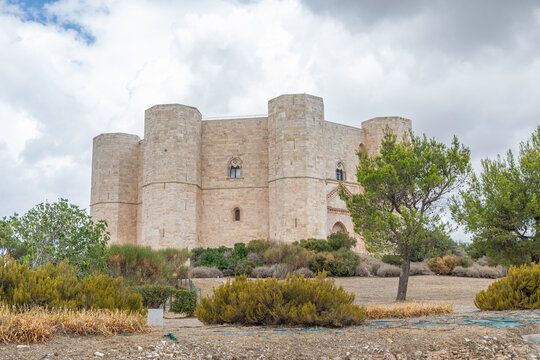 Castel del Monte, &eacute;mergeant au sommet d'une colline plant&eacute;e de pins, &agrave; proximit&eacute; de Bari et inscrit au patrimoine mondial de l'UNESCO, dans les Pouilles, Italie 