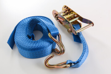 Cargo securing strap with hooks and ratchet